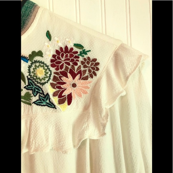 A Pictures Worth Floral Embroidered Trim Top Sz S - Picture 5 of 11
